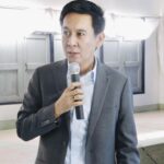 นายสกนธ์ กรกฎ นายอำเภอปลวกแดง ประธานการประชุมรับฟังความคิดเห็นฯ โครงการนิคมอุตสาหกรรมดับบลิวเอชเออีสเทิร์นซีบอร์ด ๔ (ส่วนขยาย ครั้งที่ ๒ )